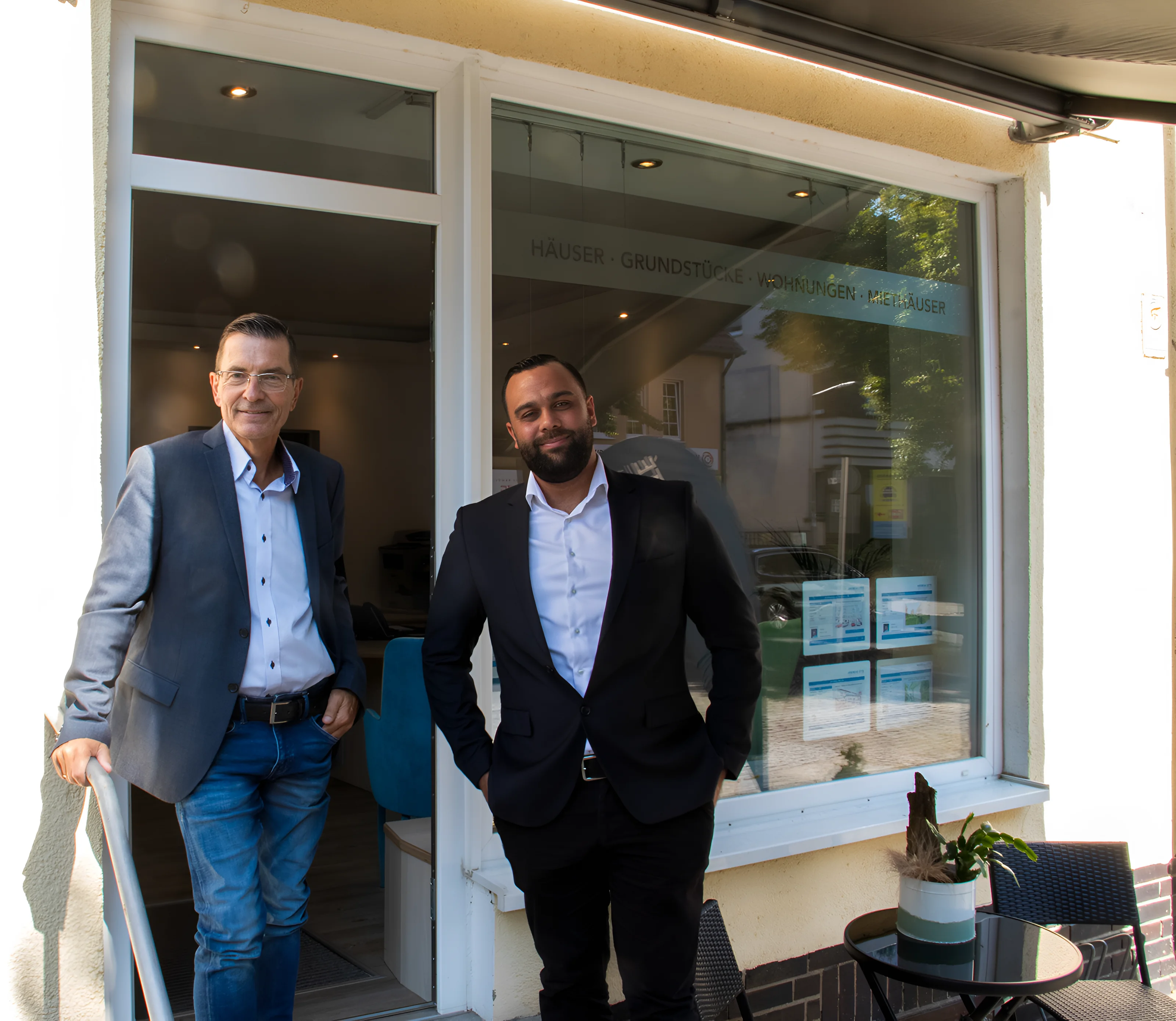 Andreas Otté und Talal Heres vor dem Büro