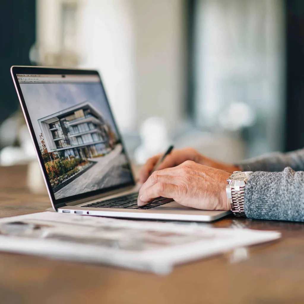 Laptop mit Immobilienbewertungsformular