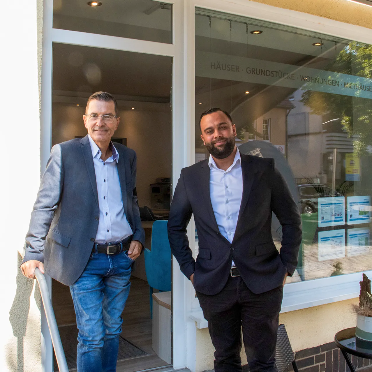Andreas Otté und Talal Heres vor ihrem Büro in Berlin-Rudow